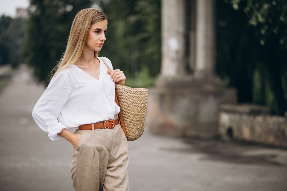 Jak wystylizować lnianą koszule - pomysły na letnie stylizacje