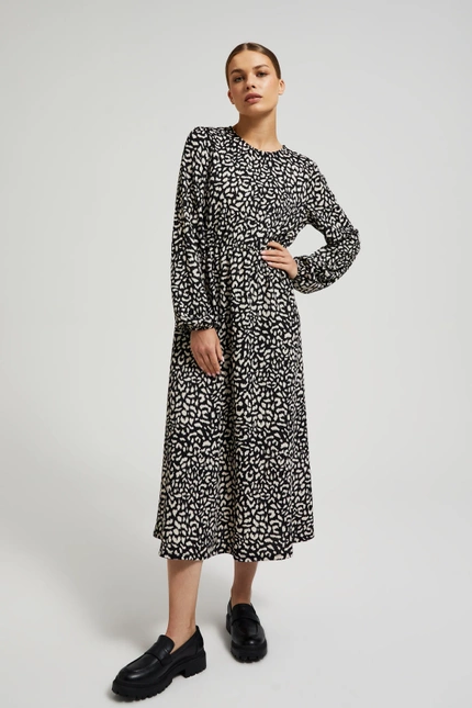 Sukienka midi z rozkloszowanym dołem czarna