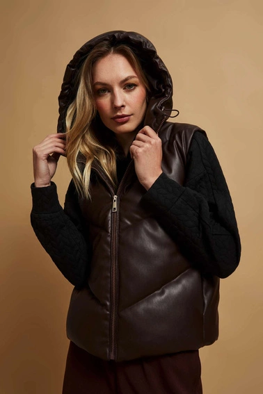 Pikowana kamizelka z kapturem brązowa