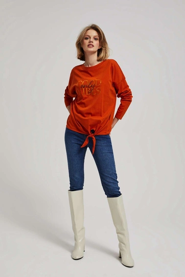 Bluzka z napisem i wiązaniem 