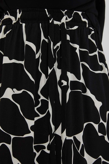 Wzorzysta spódnica z rozcięciem czarna