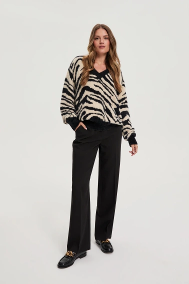 Wzorzysty sweter czarny