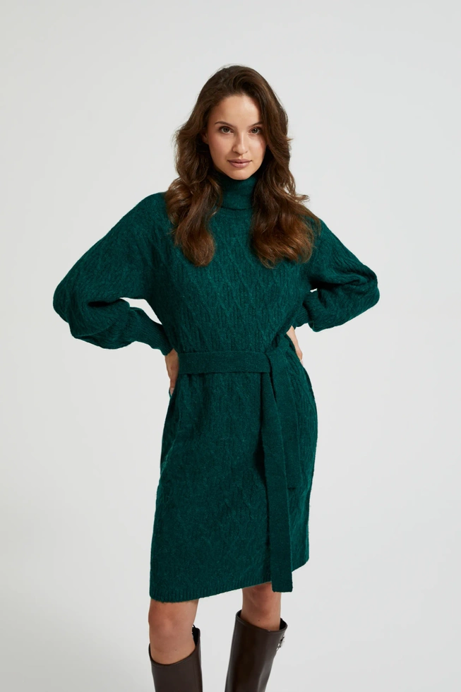 Dzianiowa sukienka z golfem i bufiastymi rękawami zielona