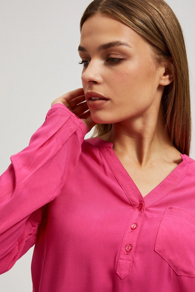 Koszula z dekoltem w serek i kieszonką