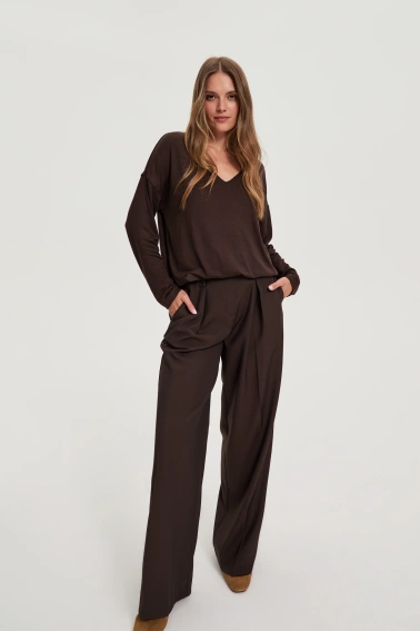 Sweter z dekoltem w serek brązowy