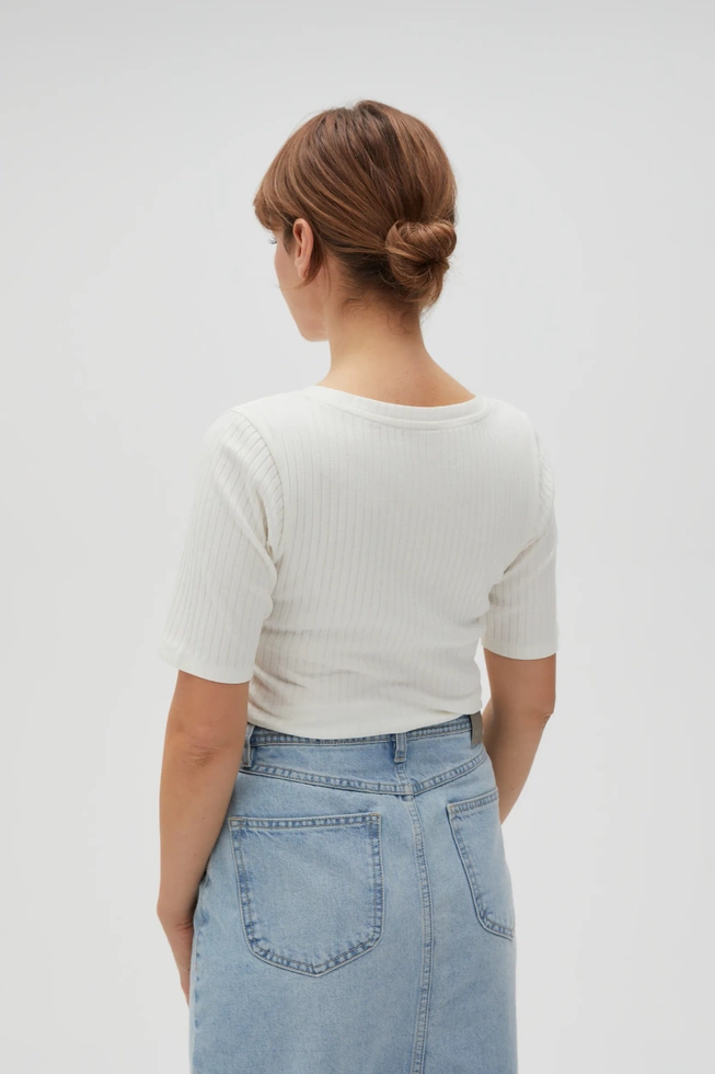 Dopasowana bluzka z prążkowanego materiału biała