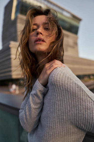 Prążkowana bluzka z długimi rękawami szara 