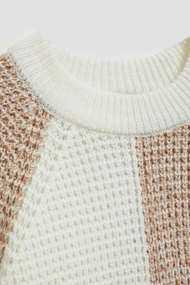 Sweter z geometrycznym wzorem