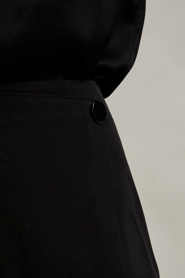 Ołówkowa spódnica z ozdobnym guzikiem czarna