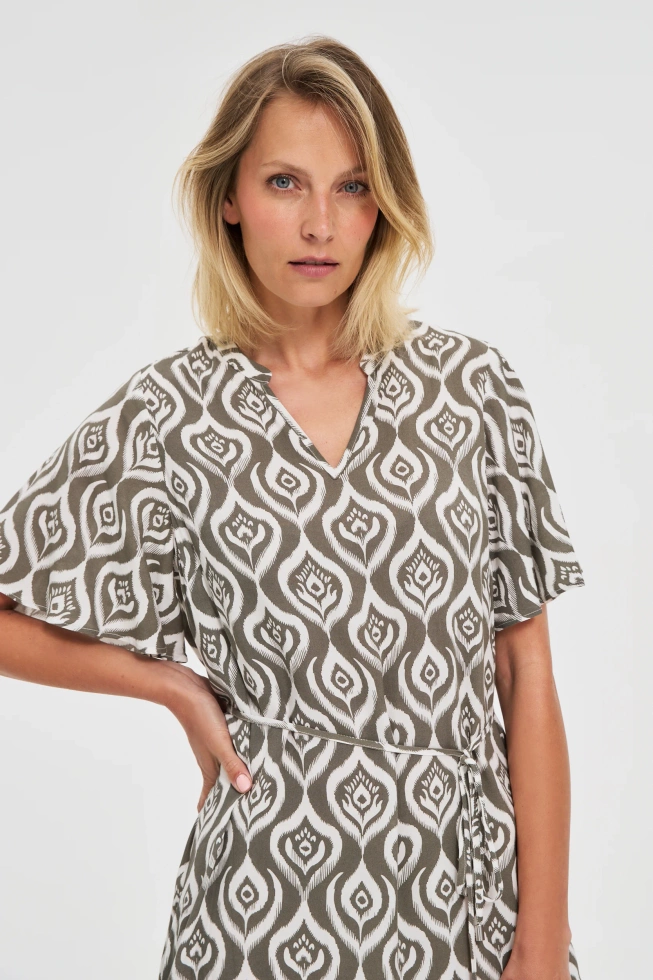 Wzorzysta sukienka oliwkowa