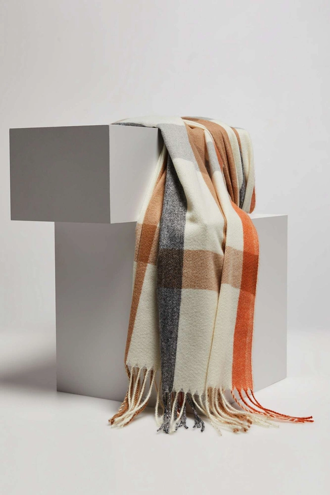 Szalik w kratę z frędzlami pomarańczowy