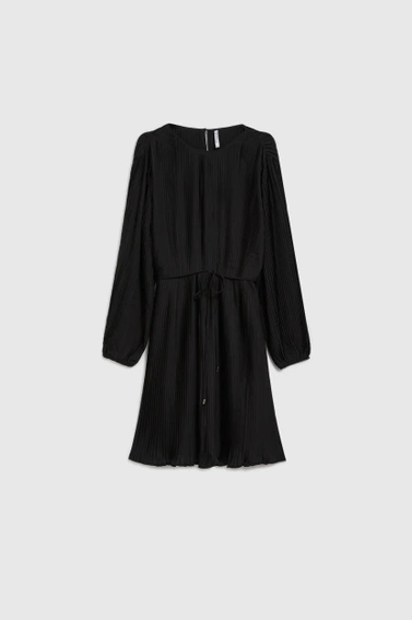 Plisowana sukienka z paskiem czarna 