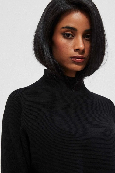 Sweter w prążki z półgolfem czarny