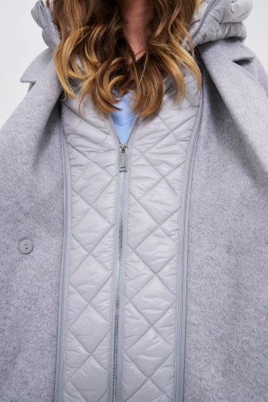 Długi płaszcz w kapturem szary