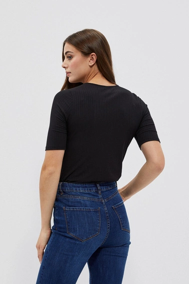 Bluzka z łańcuchem na dekolcie