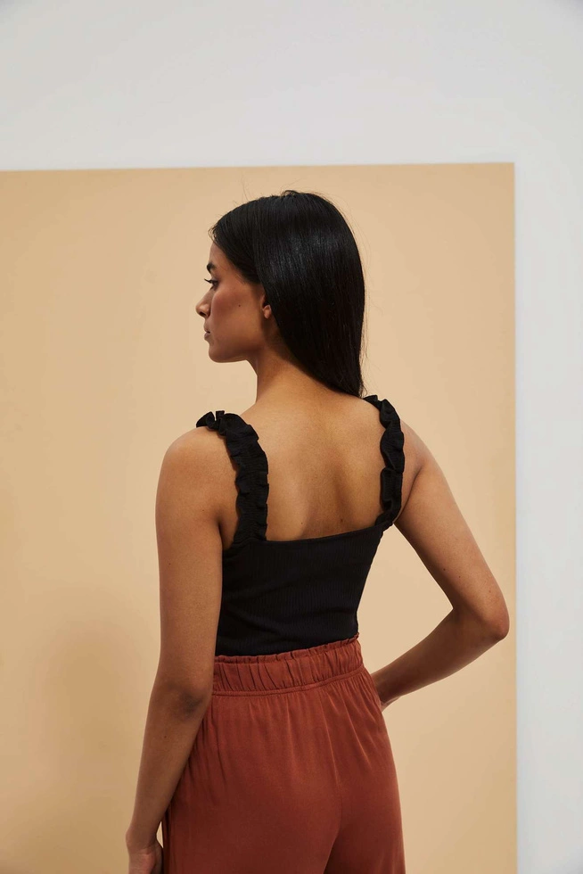 Prążkowany top z szerokimi ramiączkami czarny