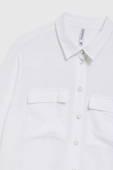 Koszula z ozdobnymi guzikami i kołnierzykiemi biała