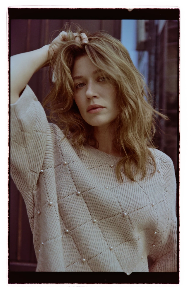 Sweter z ozdobiony koralikami beżowy