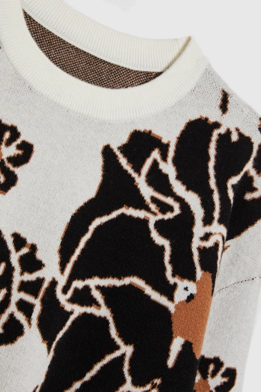 Sweter z kwiaty ecru