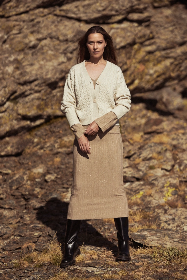 Prążkowana sukienka midi beżowa