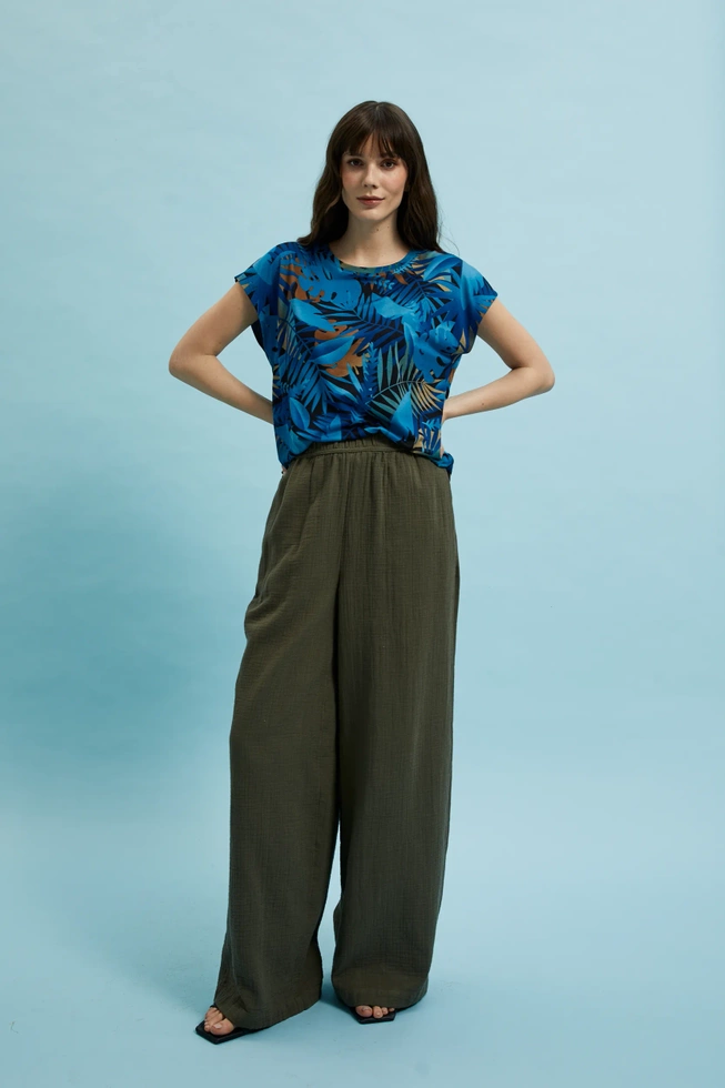 Bluzka z tropiklanym wzorem granatowa