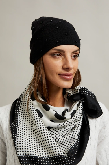 Czapka ozdobiona perełkami czarna