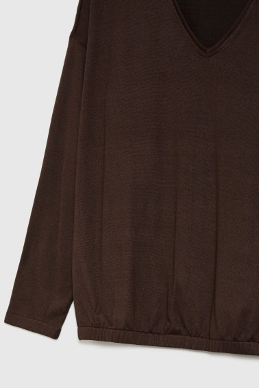 Sweter z dekoltem w serek brązowy