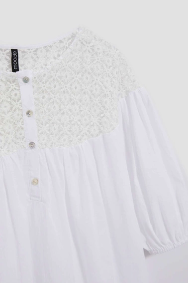 Koszula z ażurowym dekoltem