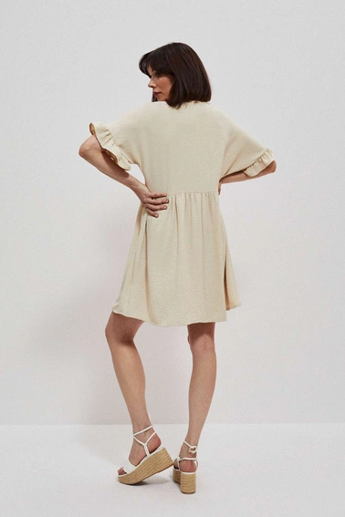 Sukienka z falbaną przy rękawie piaskowa