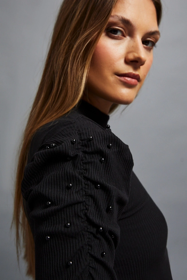 Prążkowana bluzka z bufiastymi rękawami i półgolfem czarna