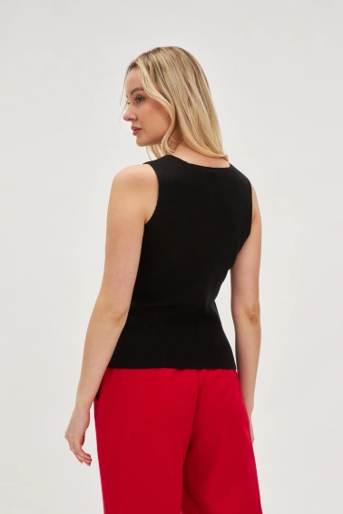 Dopasowany top z ozdobnymi guzikami czarny