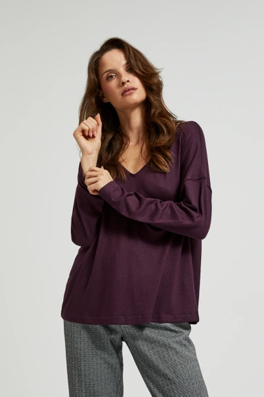 Sweter z dekoltem w serek i obniżoną linią ramion fioletowy