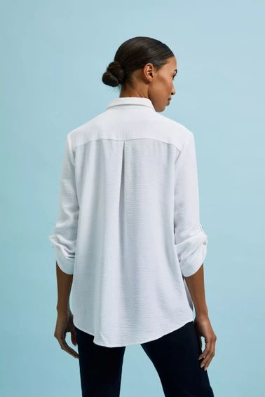 Koszula z ozdobnymi guzikami i kołnierzykiemi biała