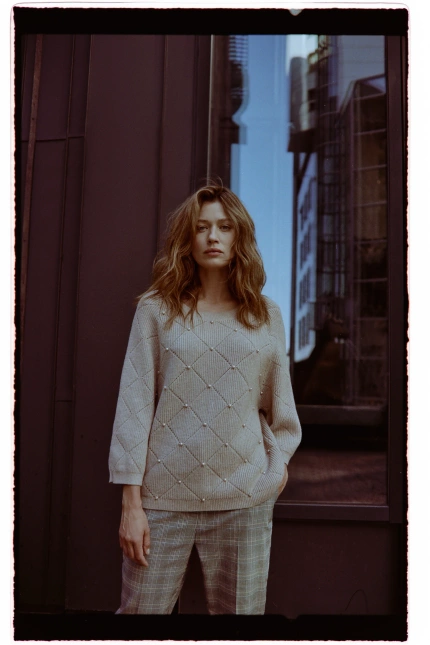 Sweter z ozdobiony koralikami beżowy