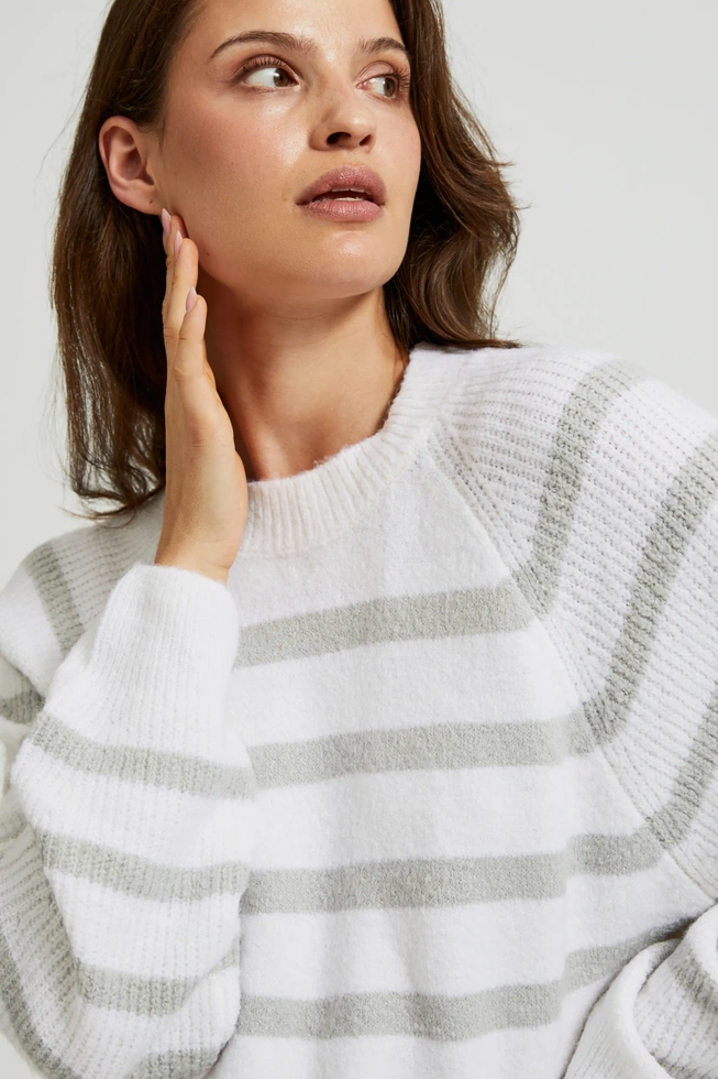 Sweter w szare paski biały