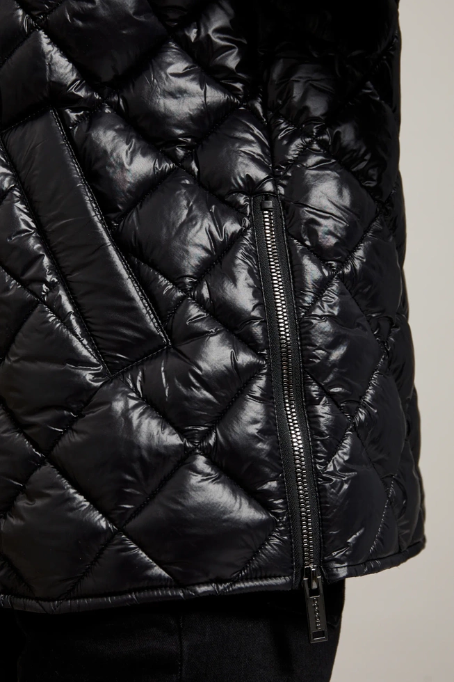 Krótka pikowana kurtka z kapturem czarna