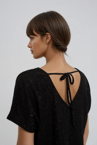 Błyszcząca bluzka z wiązaniem na plecach czarna