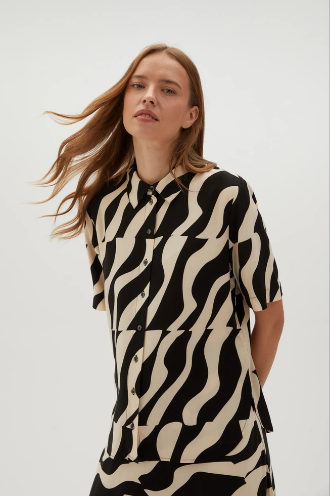 Wiskozowa koszula z krótkimi rękawami czarna