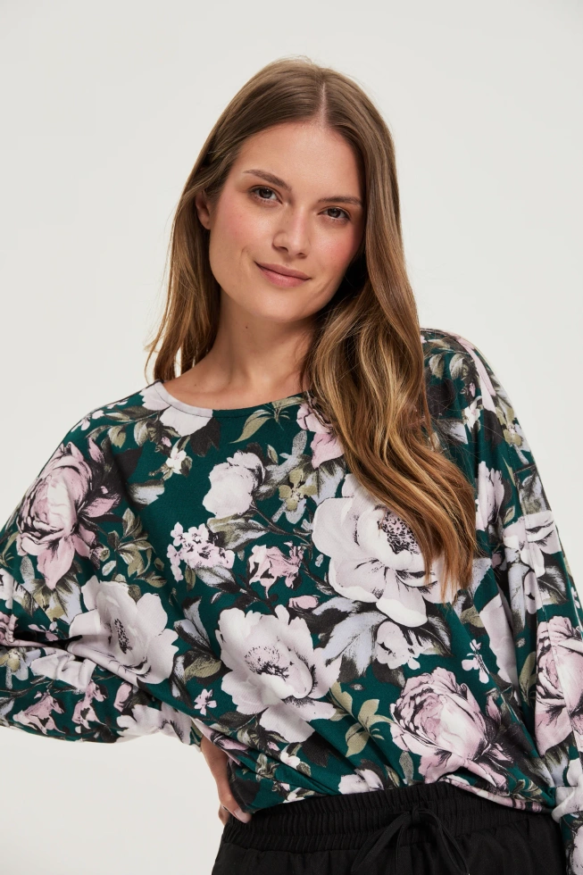 Sweter w kwiaty zielony