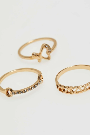 Pierścionki w kolorze złota ozdobnione cyrkoniami