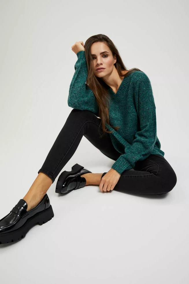 Gładki sweter z dekoltem w serek