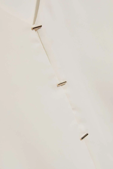 Koszula z dekoltem w serek i delikatnymi guzikami perłowa