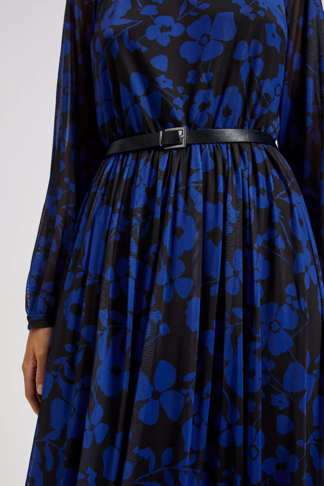 Sukienka z kwiatowym printem i paskiem niebieska