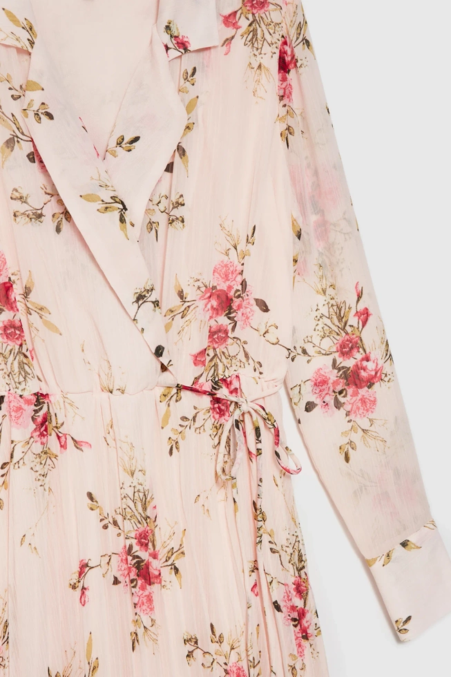 Plisowana sukienka w kwiaty różowa