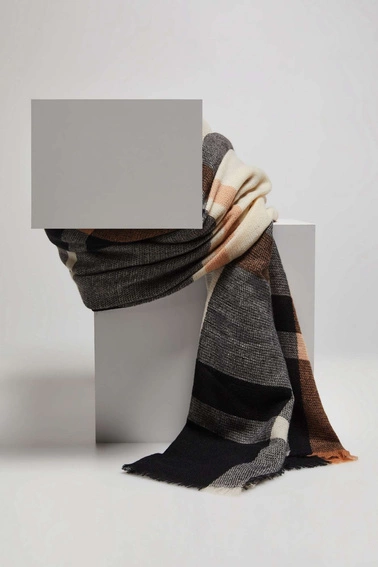 Szalik w kratę brzoskwiniowy