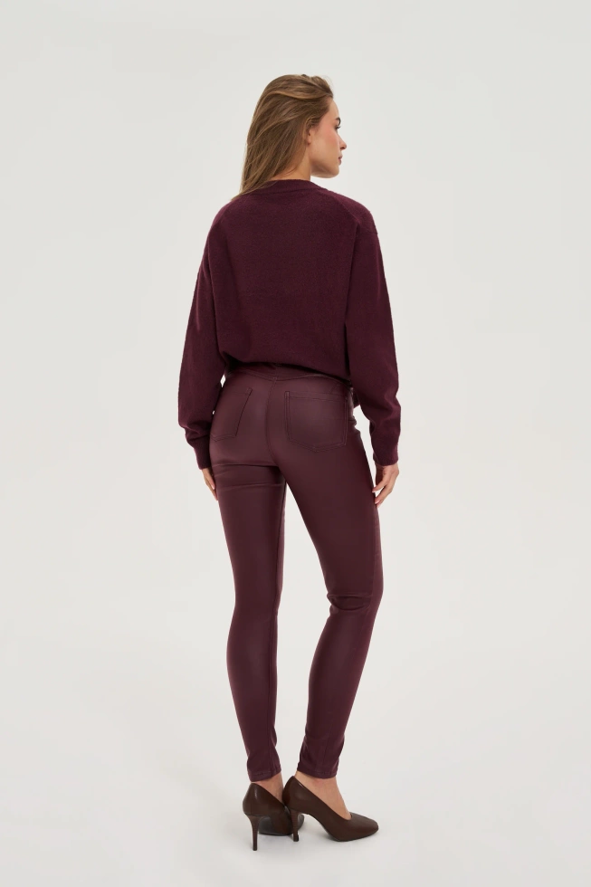 Woskowane spodnie burgundowe
