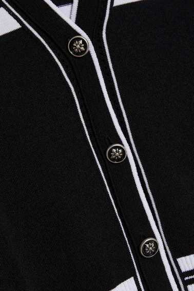 Sweter z ozdobnymi guzikami czarny