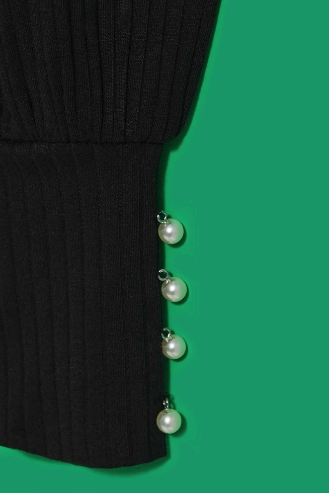 Bluzka z półgolfem i guzikami na rękawach czarna