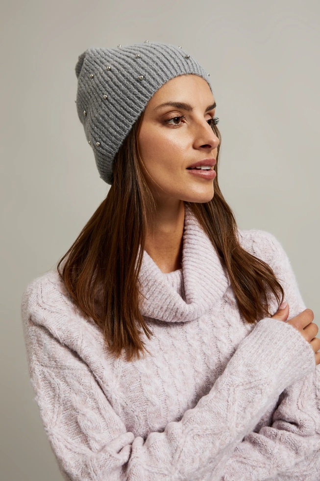 Prążkowana czapka z perełkami szara