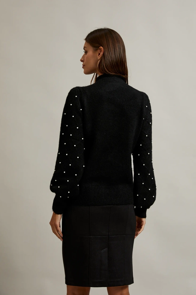 Sweter ozdobiony koralikami czarny